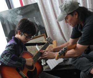 Guitar lesson at Sunset Music School