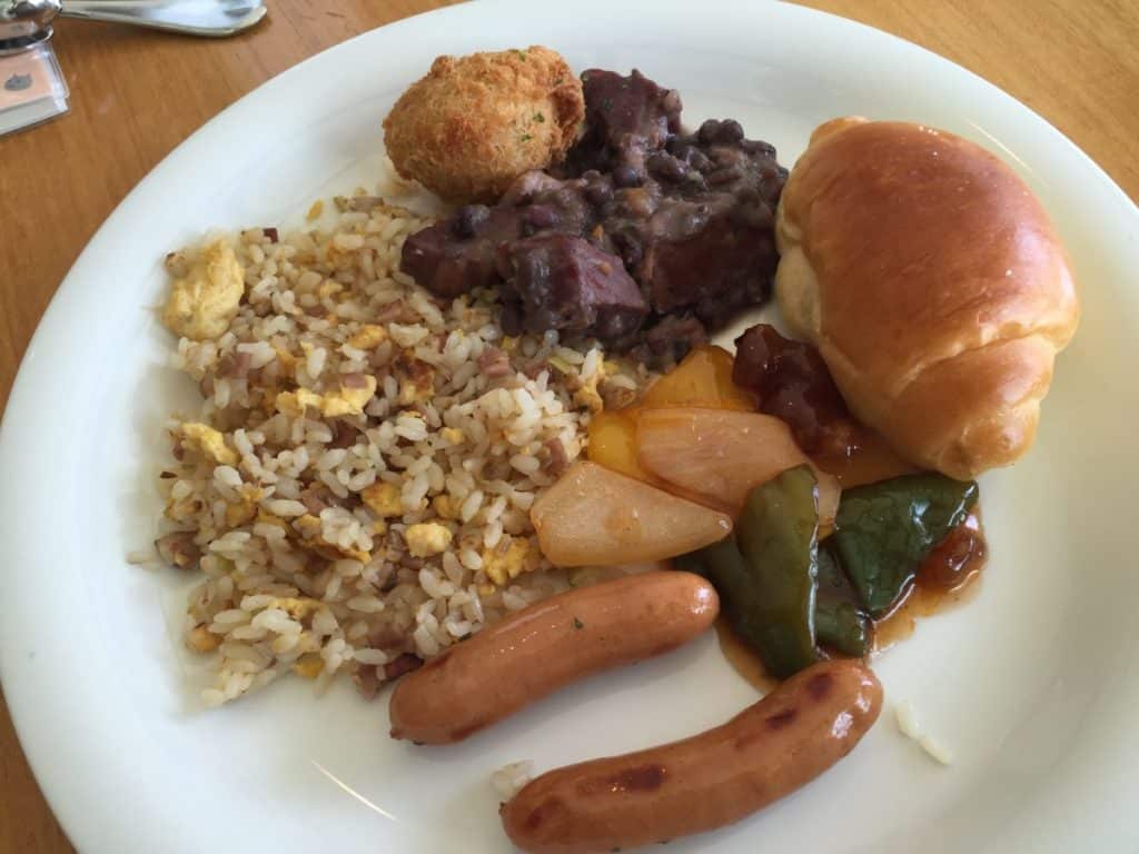 Corallo Buffet Plate with Sausage, Bread, Rice & Meat