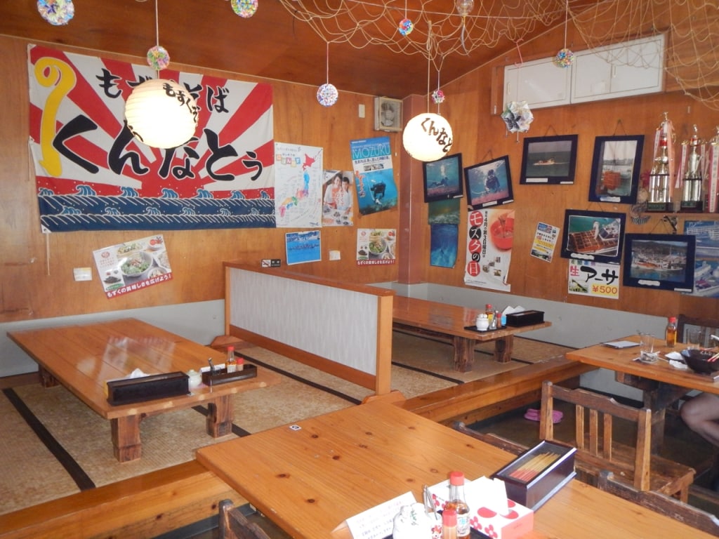 Interior of Kunnatou Mozuku Soba