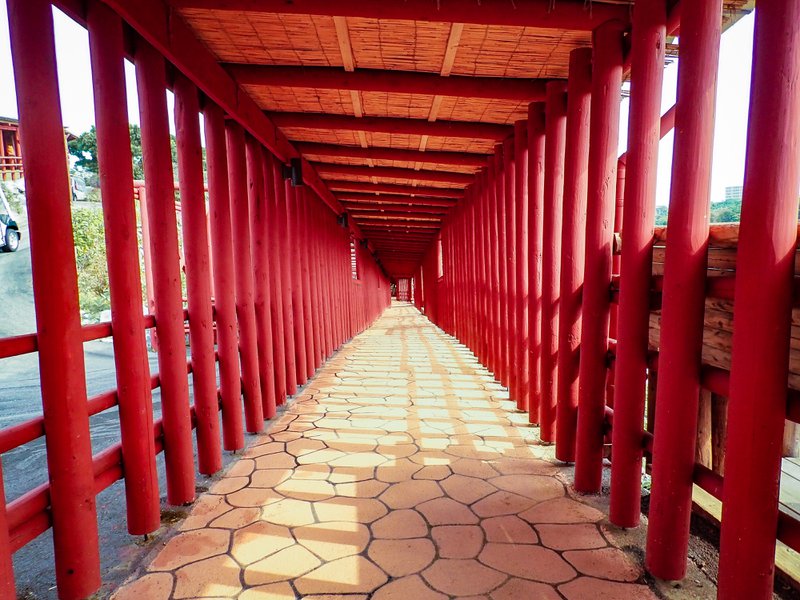 The impressive walkway linking car-parking with the restaurant buildings 