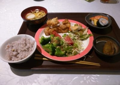 Karage with vegetables, rice and sushi